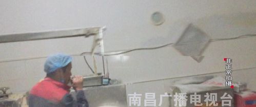 福昌食品廠驚現(xiàn)衛(wèi)生亂象，面團(tuán)落地竟直接回用